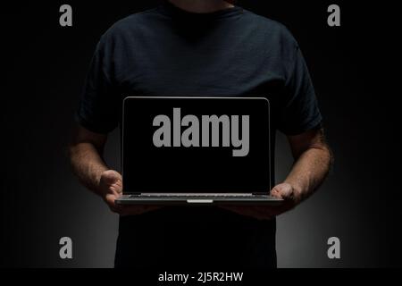 Man holding laptop Foto Stock