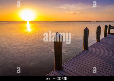 Il sole e il molo attraccano al tramonto, Key Largo Florida USA Foto Stock