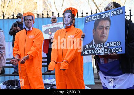 Gli oppositori dell'Honduran all'ex presidente Juan Orlando Hernandez protestano al di fuori della corte federale a Manhattan il 22 aprile 2022 a New York. Foto Stock