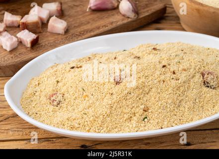 Farofa, tipico contorno di farina di manioca brasiliana con condimenti Foto  stock - Alamy