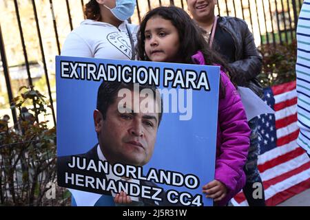 Gli oppositori dell'Honduran all'ex presidente Juan Orlando Hernandez protestano al di fuori della corte federale a Manhattan il 22 aprile 2022 a New York. Foto Stock