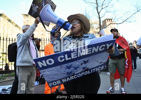 Gli oppositori dell'Honduran all'ex presidente Juan Orlando Hernandez protestano al di fuori della corte federale a Manhattan il 22 aprile 2022 a New York. Foto Stock