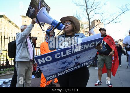 Gli oppositori dell'Honduran all'ex presidente Juan Orlando Hernandez protestano al di fuori della corte federale a Manhattan il 22 aprile 2022 a New York. Foto Stock