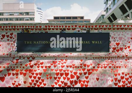 Il National Covid Memorial Wall sulla South Bank del Tamigi, Westminster, nel centro di Londra, Regno Unito Foto Stock