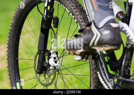 freno anteriore della mountain bike con impianto idraulico sul freno a disco Foto Stock