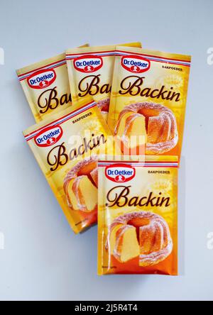 Backin del dottor Oetker. Il lievito in polvere contiene carbonato e acido. Quando si aggiunge acqua si crea anidride carbonica, che provoca l'aumento. Foto Stock