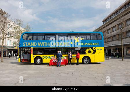 Plymouth, Devon, Regno Unito. 25th aprile 2022. Una giornata di primavera soleggiata nel centro di Plymouth. Un autobus per donazioni 'Stand with Ukraine' è parcheggiato su Armada Way Foto Stock