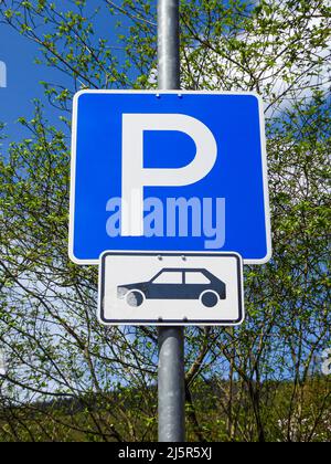 Il cartello di parcheggio blu con l'auto in aggiunta in Germania indica che solo le auto possono parcheggiare qui Foto Stock