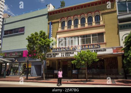 Donna che attraversa la 5th Ave di fronte alla House of Blues nel centro di San Diego Foto Stock