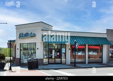 MOORESVILLE, NC, USA-17 APRILE 2022: The Gibson Brothers Furniture Incorporated, negozio di costruzioni e insegne, vetrine. Soleggiato, primaverile, blu s. Foto Stock