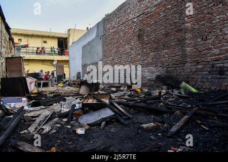 New Delhi, India. 25th Apr 2022. La gente che vede la loro casa che si è bruciata nel fuoco. Un incendio di massa si rompe intorno alle 04:00 PM nella zona di Dhobi Ghat di Jamia Nagar vicino a Batla House, quattro animali domestici e risciò sono stati bruciati anche nel fuoco, nessuna ferita segnalata il 25 aprile 2022 a Nuova Delhi, India. Le aste di fuoco sono state precipitate al posto per destare il fuoco. (Foto di Mohsin Javed/Pacific Press) Credit: Pacific Press Media Production Corp./Alamy Live News Foto Stock