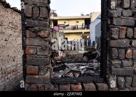 New Delhi, India. 25th Apr 2022. La gente che vede la loro casa che si è bruciata nel fuoco. Un incendio di massa si rompe intorno alle 04:00 PM nella zona di Dhobi Ghat di Jamia Nagar vicino a Batla House, quattro animali domestici e risciò sono stati bruciati anche nel fuoco, nessuna ferita segnalata il 25 aprile 2022 a Nuova Delhi, India. Le aste di fuoco sono state precipitate al posto per destare il fuoco. (Foto di Mohsin Javed/Pacific Press) Credit: Pacific Press Media Production Corp./Alamy Live News Foto Stock