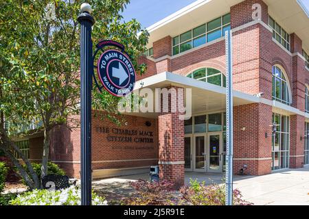 MOORESVILLE, NC, USA-17 APRILE 2022: L'ingresso posteriore al Charles Mack Citizen Center-South Iredell Senior Center. Foto Stock