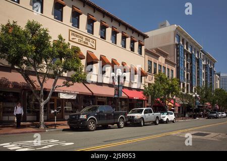 Edifici storici sulla 5th Ave del quartiere Gaslamp, San Diego Foto Stock