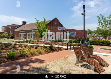 KANNAPOLIS, NC, USA-17 APRILE 2022: The Lee Clothing Warehouse visto di fronte al parco lungo West Avenue in centro. Foto Stock