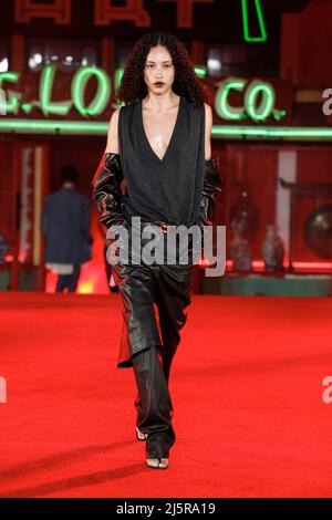 Los Angeles, Stati Uniti. 19th Apr 2022. Un modello cammina sulla pista al salone di moda Alexander Wang il 19 aprile 2022 a Los Angeles, CA. (Foto di Jonas Gustavsson/Sipa USA) Credit: Sipa USA/Alamy Live News Foto Stock