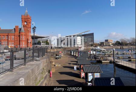 Cardiff Bay con edificio Pierhead, edificio Senedd. Gruppo gallese. Anche l'edificio dell'assicurazione Atradius e le biglietterie per le gite in barca. Primavera 2022 Foto Stock