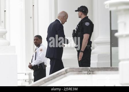 Washington, Stati Uniti. 25th Apr 2022. Il Presidente cammina nel Portico Nord della Casa Bianca come arriva dopo aver trascorso il fine settimana a Delaware il 25 aprile 2022 a Washington, DC. Foto di Oliver Contreras/UPI Credit: UPI/Alamy Live News Foto Stock