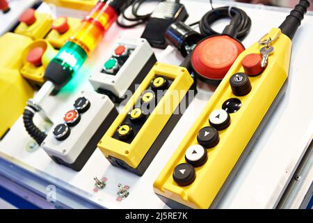 Premere il pulsante dei pannelli di controllo per apparecchiature elettriche Foto Stock