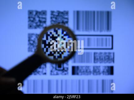 Codice QR sotto la lente di ingrandimento. In una recente indagine, l'India vede circa 80.000 frodi orchestrate attraverso il codice QR (Quick Response) truffe. UPI Foto Stock