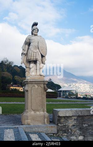 Como, Italy, November 2021 scultura nel giardino della villa di lusso Olmo in provincia di Como, Lombardia sulle rive del lago di Como. Foto Stock