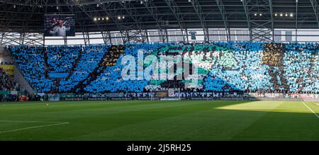 BUDAPEST, UNGHERIA - APRILE 24: (NOTA DEI REDATTORI: L'immagine è un composito digitale [panoramico].) I fan di -th- ricordano la leggenda del club Tibor Simon da una coreografia prima della partita ungherese OTP Bank Liga tra Ferencvarosi TC e Ujpest FC alla Groupama Arena il 24 aprile 2022 a Budapest, Ungheria. Tibor Simon fu assassinato nel 2002. Foto Stock