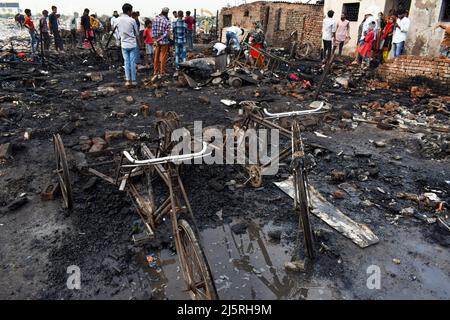 New Delhi, Delhi, India. 25th Apr 2022. La gente che raccoglie le loro cose di sinistra dopo che un fuoco massiccio si rompe intorno 04:00 PM alla zona di Dhobi Ghat di Jamia Nagar vicino Batla Casa, quattro animali domestici e rickshaws sono stati bruciati anche nel fuoco, nessun danno segnalato il 25 aprile 2022 a Nuova Delhi, India. Le aste di fuoco sono state precipitate al posto per destare il fuoco. (Credit Image: © Mohsin Javed/Pacific Press via ZUMA Press Wire) Foto Stock