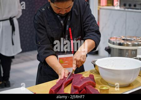 Madrid, Spagna. 25th Apr 2022. 35th buongustai di salone. Fuentes, una società di tonno rosso fondata nel 1984. Fuentes è leader mondiale nella produzione di tonno rosso ed esporta circa il 85% della sua produzione in paesi dei 5 continenti. IFEMA, Madrid, Spagna. Credit: EnriquePSans / Alamy Live News Foto Stock