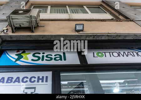 Un negozio a Palermo, Sicilia, Palermo che vende prodotti lotto commercializzati da Sisal, parte del gruppo Flutter/Betfair. Foto Stock