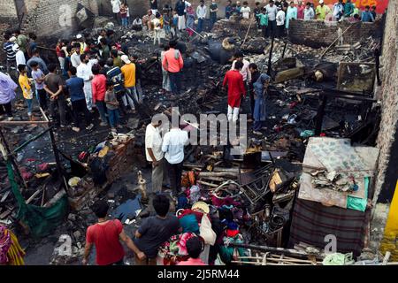 New Delhi, Delhi, India. 25th Apr 2022. La gente che raccoglie le loro cose di sinistra dopo che un fuoco massiccio si rompe intorno 04:00 PM alla zona di Dhobi Ghat di Jamia Nagar vicino Batla Casa, quattro animali domestici e rickshaws sono stati bruciati anche nel fuoco, nessun danno segnalato il 25 aprile 2022 a Nuova Delhi, India. Le aste di fuoco sono state precipitate al posto per destare il fuoco. (Credit Image: © Mohsin Javed/Pacific Press via ZUMA Press Wire) Foto Stock