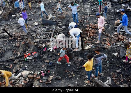 New Delhi, Delhi, India. 25th Apr 2022. La gente raccoglie i loro effetti personali dopo che un fuoco massiccio è scoppiato intorno 04:00 PM alla zona di Dhobi Ghat di Jamia Nagar vicino Batla Casa a Nuova Delhi. Quattro animali domestici e rickshaws sono stati bruciati anche nel fuoco, ma non sono state segnalate ferite. (Credit Image: © Mohsin Javed/Pacific Press via ZUMA Press Wire) Foto Stock