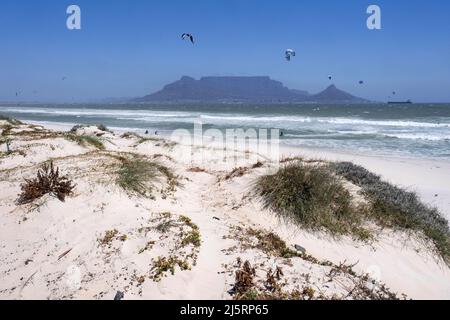 Table Mountain e spiaggia di sabbia bianca a Bloubergstrand lungo l'Oceano Atlantico a Table Bay vicino a Città del Capo / Kaapstad, Capo Occidentale, Sudafrica Foto Stock