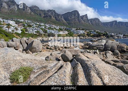 Spiaggia rocciosa a Camps Bay / Kampsbaai e i dodici Apostoli, parte del complesso Table Mountain vicino a Città del Capo / Kaapstad, Capo Occidentale, Sudafrica Foto Stock
