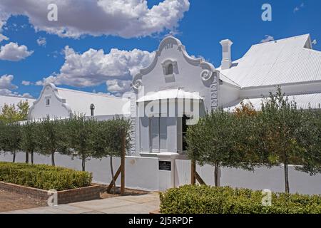 Casa bianca con timpano tradizionale Cape Dutch a Prince Albert, pittoresca città vittoriana nel Grande Karoo, Western Cape Provence, Sud Africa Foto Stock