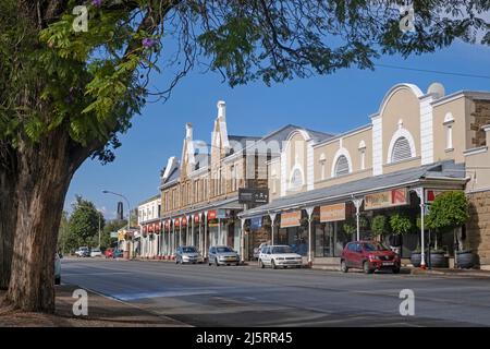 Negozi e ristoranti nella strada principale della città di Oudtshoorn, Garden Route, Little Karoo, Western Cape Province, Sud Africa Foto Stock