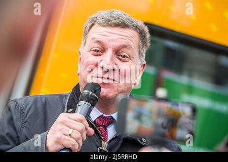 Monaco, Baviera, Germania. 25th Apr 2022. CHRISTIAN BERNREITER Bayerns Verkehrsminister (Ministro dei Trasporti della Baviera). La città di Monaco, in Germania, celebra cinquant'anni del suo sistema di treni S-Bahn (Schnellbahn) con CHRISTIAN BERNREITER, KLAUS-DIETER JOSEL e Heiko BÃ¼ttner che partecipano a una conferenza e a un giro dal Pasing a Giesing. La linea di base (S-Bahn Stammstrecke) originale, costruita tra le stazioni ferroviarie principali e centrali, è iniziata nel 1966 ed è pronta per l'uso il 28 aprile 1972, anno delle Olimpiadi di Monaco. Attualmente, in Europa non esiste un altro sistema che abbia la densità Foto Stock