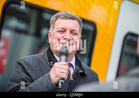 Monaco, Baviera, Germania. 25th Apr 2022. CHRISTIAN BERNREITER Bayerns Verkehrsminister (Ministro dei Trasporti della Baviera). La città di Monaco, in Germania, celebra cinquant'anni del suo sistema di treni S-Bahn (Schnellbahn) con CHRISTIAN BERNREITER, KLAUS-DIETER JOSEL e Heiko BÃ¼ttner che partecipano a una conferenza e a un giro dal Pasing a Giesing. La linea di base (S-Bahn Stammstrecke) originale, costruita tra le stazioni ferroviarie principali e centrali, è iniziata nel 1966 ed è pronta per l'uso il 28 aprile 1972, anno delle Olimpiadi di Monaco. Attualmente, in Europa non esiste un altro sistema che abbia la densità Foto Stock