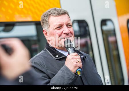 Monaco, Baviera, Germania. 25th Apr 2022. CHRISTIAN BERNREITER Bayerns Verkehrsminister (Ministro dei Trasporti della Baviera). La città di Monaco, in Germania, celebra cinquant'anni del suo sistema di treni S-Bahn (Schnellbahn) con CHRISTIAN BERNREITER, KLAUS-DIETER JOSEL e Heiko BÃ¼ttner che partecipano a una conferenza e a un giro dal Pasing a Giesing. La linea di base (S-Bahn Stammstrecke) originale, costruita tra le stazioni ferroviarie principali e centrali, è iniziata nel 1966 ed è pronta per l'uso il 28 aprile 1972, anno delle Olimpiadi di Monaco. Attualmente, in Europa non esiste un altro sistema che abbia la densità Foto Stock