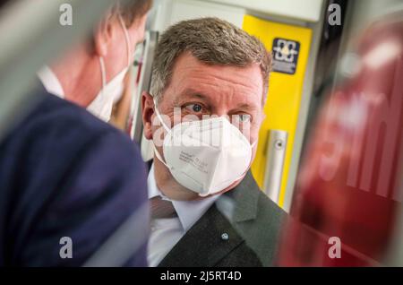 Monaco, Baviera, Germania. 25th Apr 2022. CHRISTIAN BERNREITER Bayerns Verkehrsminister (Ministro dei Trasporti della Baviera). La città di Monaco, in Germania, celebra cinquant'anni del suo sistema di treni S-Bahn (Schnellbahn) con CHRISTIAN BERNREITER, KLAUS-DIETER JOSEL e Heiko BÃ¼ttner che partecipano a una conferenza e a un giro dal Pasing a Giesing. La linea di base (S-Bahn Stammstrecke) originale, costruita tra le stazioni ferroviarie principali e centrali, è iniziata nel 1966 ed è pronta per l'uso il 28 aprile 1972, anno delle Olimpiadi di Monaco. Attualmente, in Europa non esiste un altro sistema che abbia la densità Foto Stock