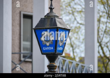 Un cartello con la lampada fuori dalla stazione di Garda di Anglesea Street, Cork City. Irlanda Foto Stock