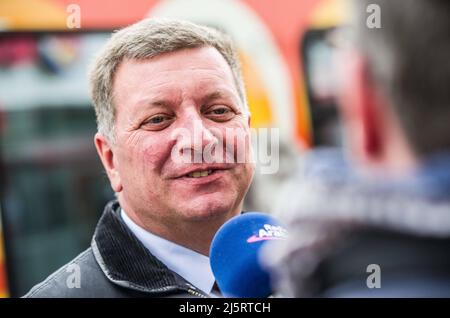 Monaco, Baviera, Germania. 25th Apr 2022. CHRISTIAN BERNREITER Bayerns Verkehrsminister (Ministro dei Trasporti della Baviera). La città di Monaco, in Germania, celebra cinquant'anni del suo sistema di treni S-Bahn (Schnellbahn) con CHRISTIAN BERNREITER, KLAUS-DIETER JOSEL e Heiko BÃ¼ttner che partecipano a una conferenza e a un giro dal Pasing a Giesing. La linea di base (S-Bahn Stammstrecke) originale, costruita tra le stazioni ferroviarie principali e centrali, è iniziata nel 1966 ed è pronta per l'uso il 28 aprile 1972, anno delle Olimpiadi di Monaco. Attualmente, in Europa non esiste un altro sistema che abbia la densità Foto Stock