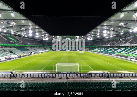 Wolfsburg, Germania - Marzo 2022: Vista panoramica notturna grandangolare all'interno dello stadio Volkswagen Arena vuoto illuminato dopo VfL Wolfsburg Bundesliga matc Foto Stock