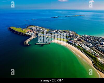 Antenna di Portrush che mostra il porto e il West Strand, Contea di Antrim, Irlanda del Nord Foto Stock