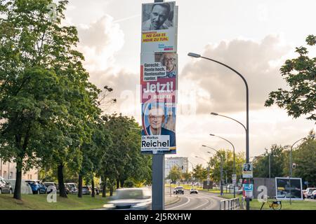 Poster della campagna per le elezioni del Bundestag tedesco. Pubblicità del partito di sinistra Die Linke, il partito liberale FDP e la CDU in città. Foto Stock