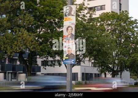 Poster della campagna per le elezioni del Bundestag tedesco. Pubblicità del partito di sinistra Die Linke e del partito liberale FDP e Bündnis C nella città.