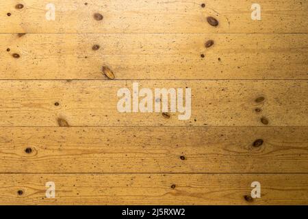 Pavimento in legno usurato in un vecchio edificio. Trama di fondo di tavole di legno in una fila. Usato vintage board. Struttura in materiale naturale dall'interno. Foto Stock