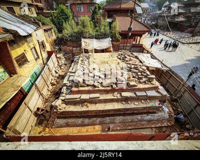 Kathmandu, Bagmati, Nepal. 25th Apr 2022. La gente lavora al sito di ricostruzione del tempio di Krishna, danneggiato durante il massivo terremoto del 2015 a Hanumandhoka Durbar Square a Kathmandu. Il Nepal lunedì ha segnato il settimo anniversario di un devastante terremoto di Gorkha che ha ucciso quasi 9.000 persone e lasciato milioni di senzatetto. (Credit Image: © Sunil Sharma/ZUMA Press Wire) Foto Stock