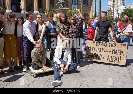 Palermo, Sicilia, Italia. 25th Apr 2022. Il 25 aprile, la Giornata della Liberazione (anche anniversario della Liberazione e anniversario della resistenza) commemora la vittoria del movimento di resistenza italiano contro la Germania nazista durante la seconda guerra mondiale Una manifestazione contro tutte le guerre con ANPI, CGIL e Partito Comunista festeggia il 25 aprile, nel segno della liberazione e della pace, in Piazza Verdi, di fronte al Teatro massimo. (Credit Image: © Victoria Herranz/ZUMA Press Wire) Foto Stock