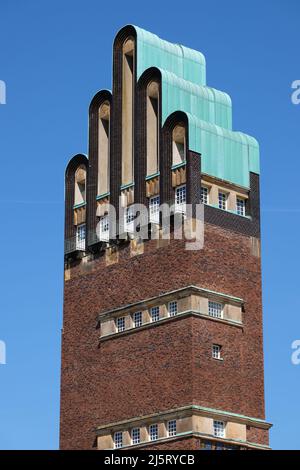 Weddingtower, Fuenffingerturm a Mathildenhoehe Darmstadt contro il cielo blu Foto Stock