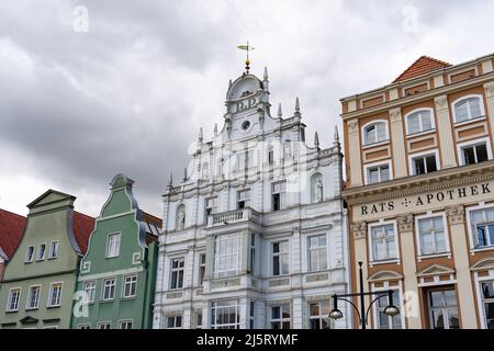 Edificio storico facciate sul nuovo mercato della città. Bella architettura nella città anseatica di fronte a un cielo nuvoloso e coperto. Visite turistiche Foto Stock